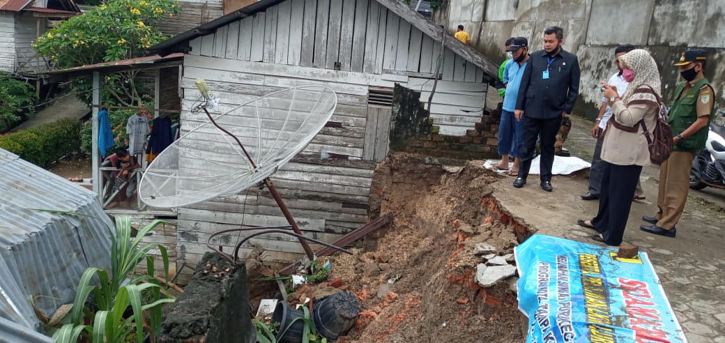 Diguyur Hujan Seharian,  Satu Rumah di Kota Jambi Ditimpa Longsor