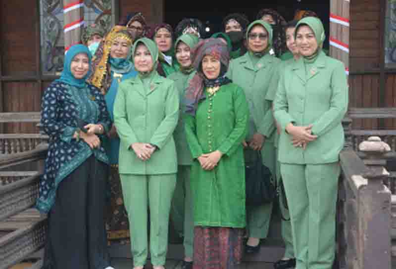 Iin Kurniasih Perkenalkan Batik Jambi Kepada Istri Pangdam II/Sriwijaya