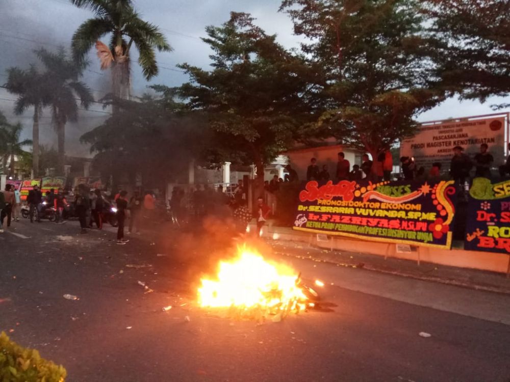 Demo Tolak Omnibus Law di Jambi Ricuh Lagi, 1 Motor Polisi Dibakar