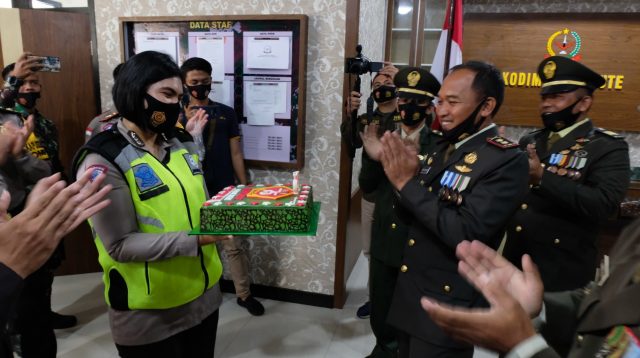 Kapolres Bungo Beri Kejutan Ke Dandim 0416/BUTE Pada HUT TNI Ke-75