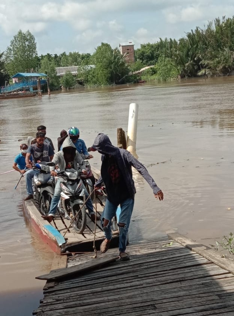 Warga Sungai Gebar Bertaruh Nyawa Saat Keluar Kampung