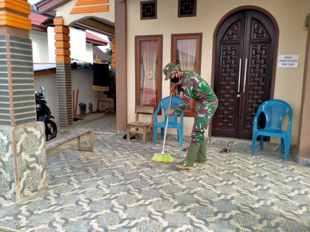 Tinggal Di Rumah Warga, Anggota Satgas TMMD Sudah Dianggap Anak Sendiri