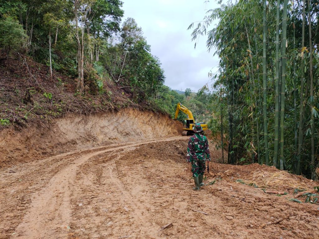 Licin dan Berlumpur Bukan Halangan Satgas TMMD Ke-109 Kerinci Demi Jalur Ekonomi Warga