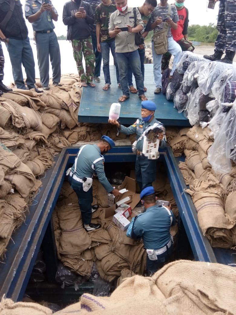 TNI AL Tangkap Satu Kapal Barang Selundupan Senilai Rp 20 M