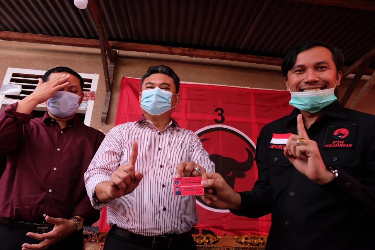 Edi Serahkan KTA, Sum Indra Resmi Kader PDIP