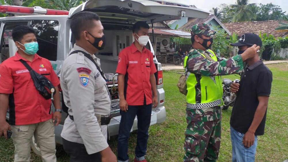 Bersama Bhabinkamtibmas, Babinsa Koramil Muarabulian Imbau Warga Disiplin Patuhi Protkes 1 min read