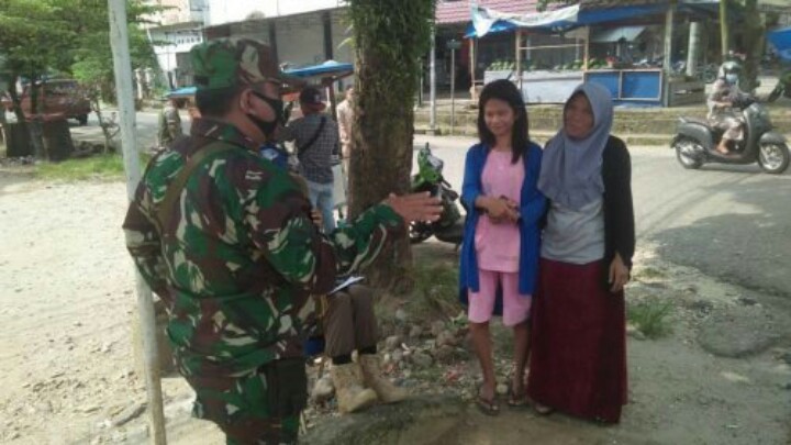 Babinsa Koramil Sarolangun Ingatkan Masyarakat Pakai Masker Saat Keluar Rumah