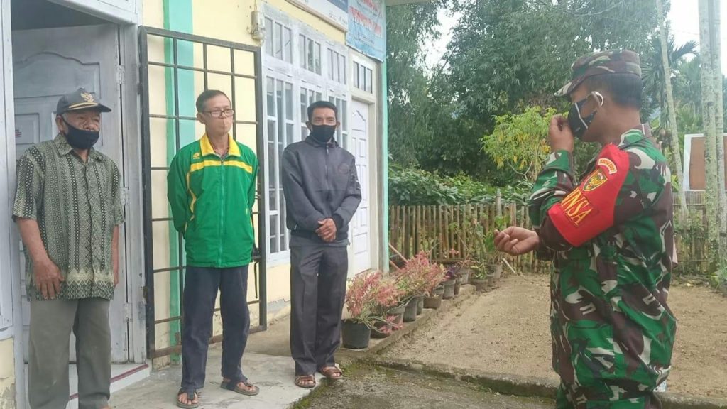 Penyebaran Covid-19 Belum Mereda, Babinsa Aktif Mengajak Warga Pakai Masker