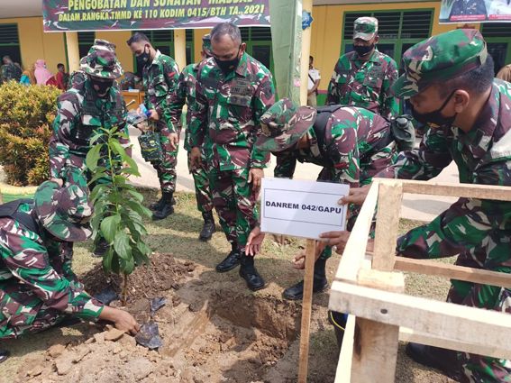 Danrem 042 Gapu Tanam Pohon Buah