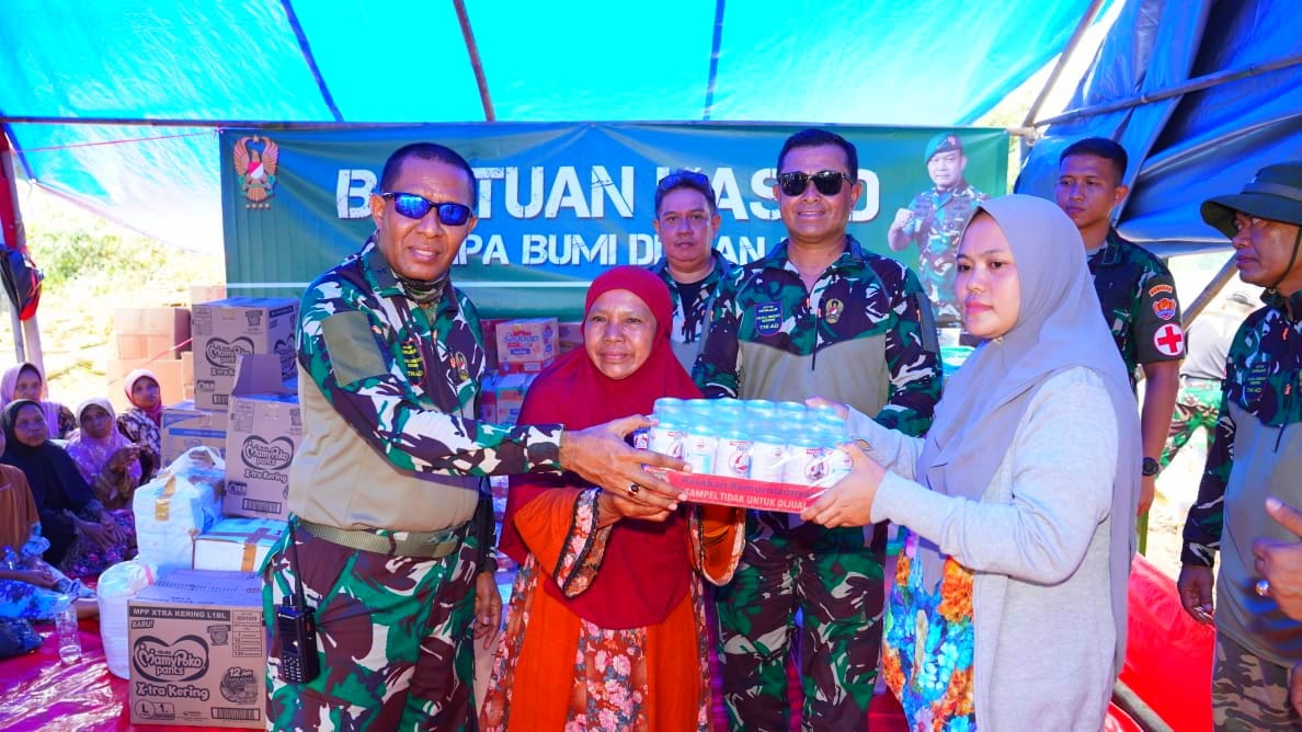 Bantuan Jenderal Dudung Sampai ke Tenda-Tenda Pengungsi Korban Gempa Bumi di Cianjur