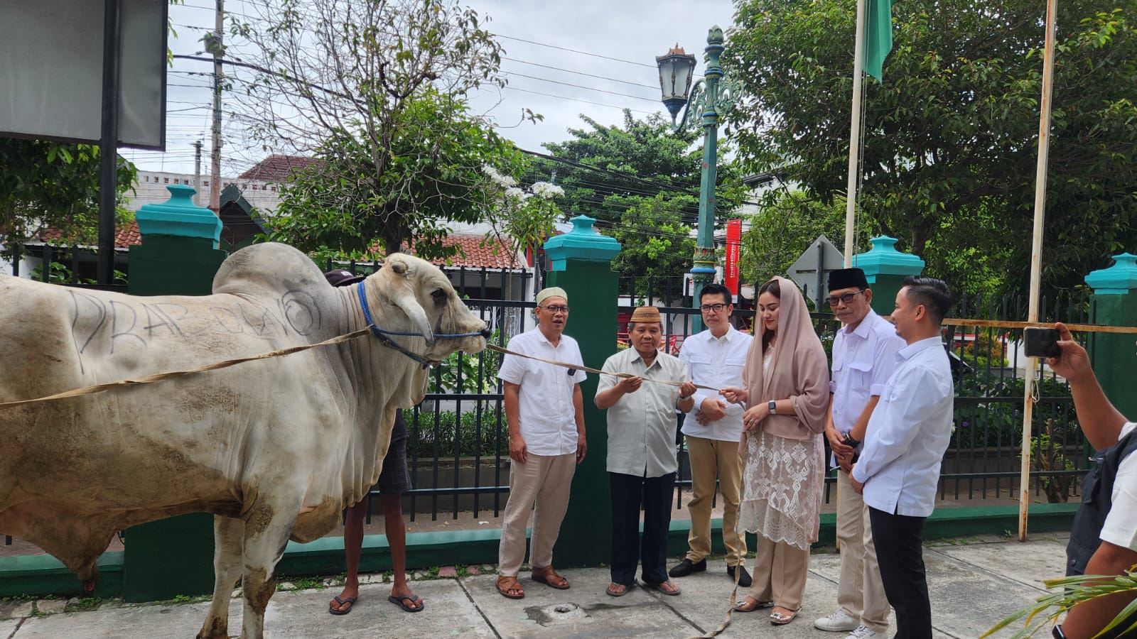 Prabowo Salurkan Puluhan Hewan Qurban ke Ponpes-ponpes dan Ormas Keagamaan di Jawa Timur